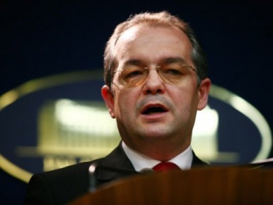 Convocarea sesiunii extraordinare a Parlamentului, salutată de Emil Boc